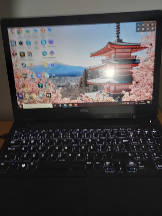 Laptop DELL foarte bun , bateria ruleaza 120 minute fara curent