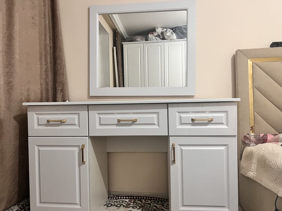 Туалетный столик с зеркалом