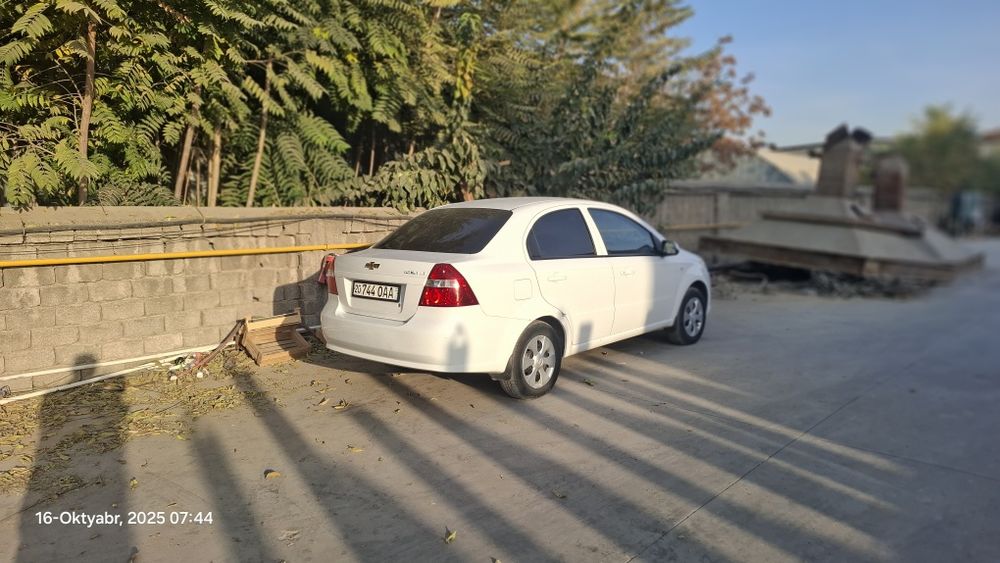 Mashina sotiladi Nexia3