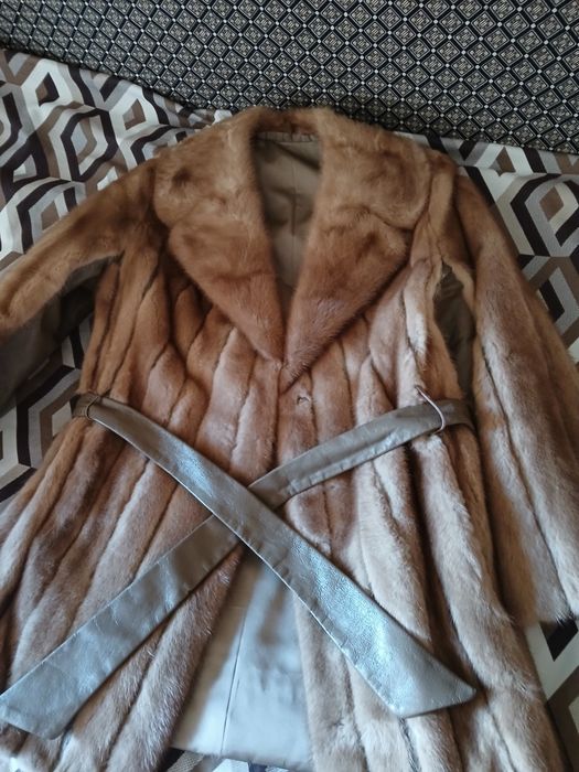 Продаётся полу шубок с кожаной вставкой. С Америки
