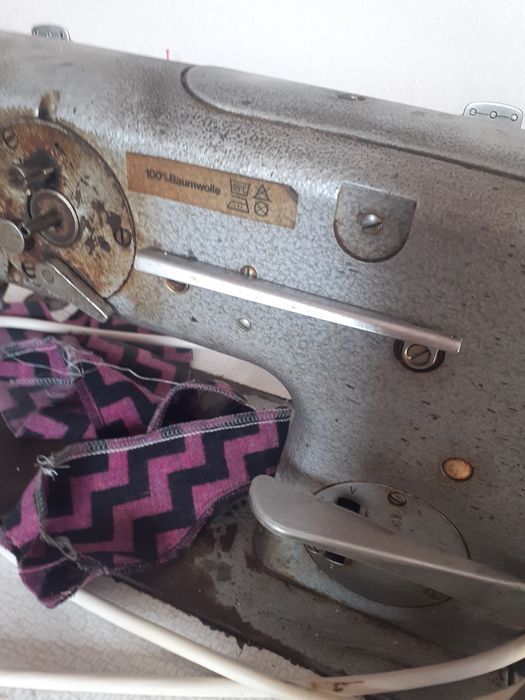 Професионална шевни машина