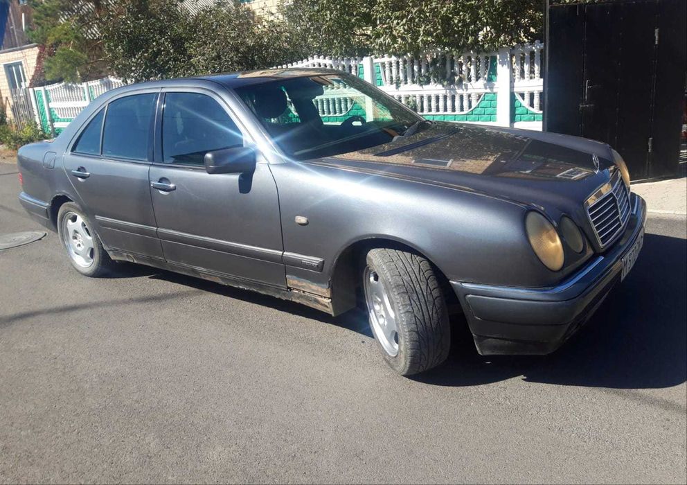 Мерседес Е 210 .