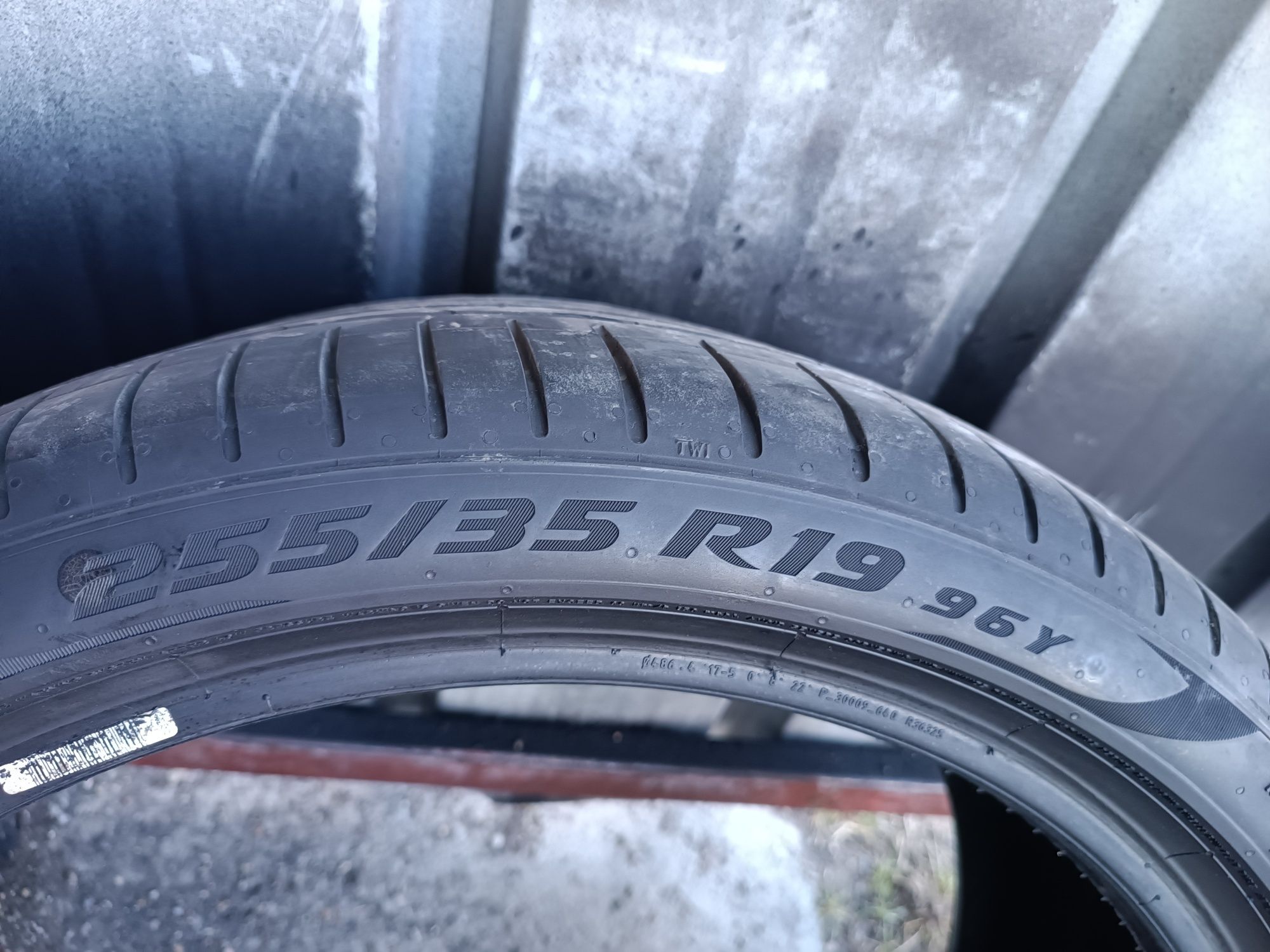 255/35/19 Pirelli