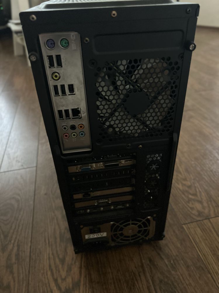 Настолен компютър 4 ядрен intel G9300, 8Gb RAM, windows 10, GTX650 1Gb