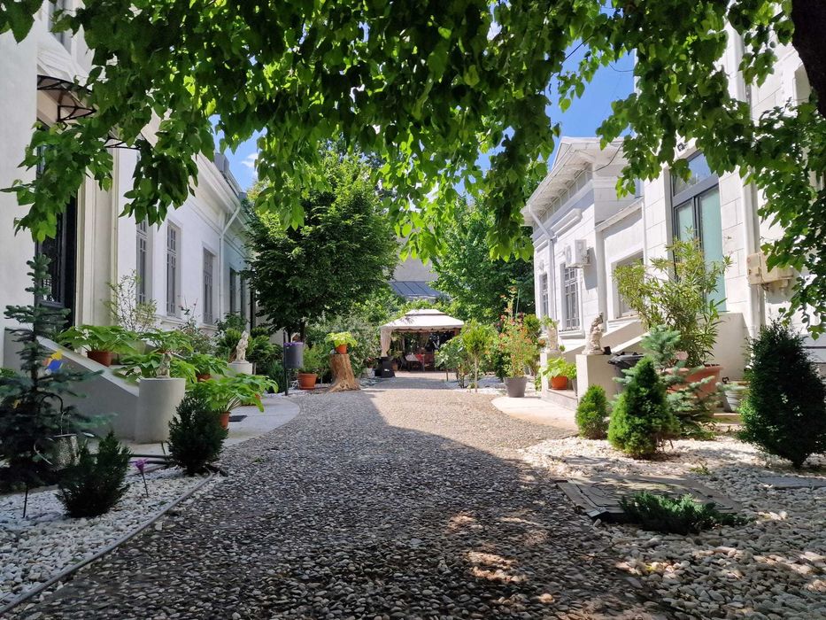 70 incaperi, 1700 mp curte, Unirii, Bucuresti. Multiple destinatii.