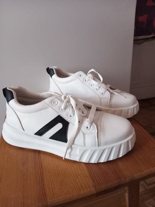 Продам дёшево спортивные кроссовки 39 размер, 26 см по подошве