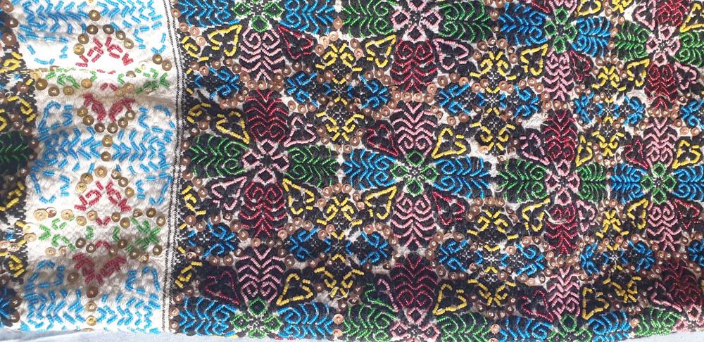 Ie tradițională brodata cu mărgele si paiete, model deosebit