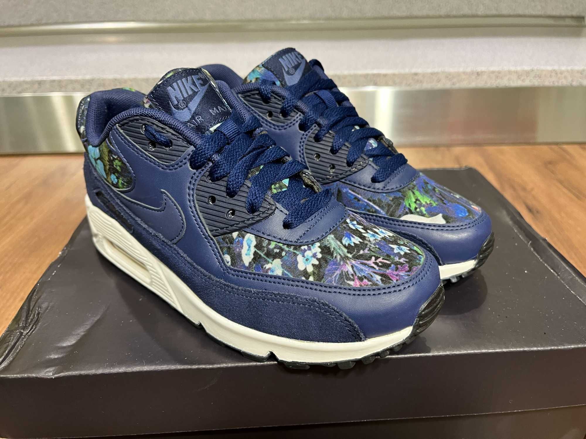 ОРИГИНАЛНИ *** Nike Air Max 90 SЕ / Floral Binary Moon Blue