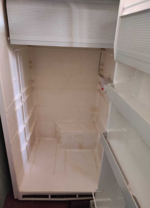 Работещ хладилник ENIEM с вътрешна камера.