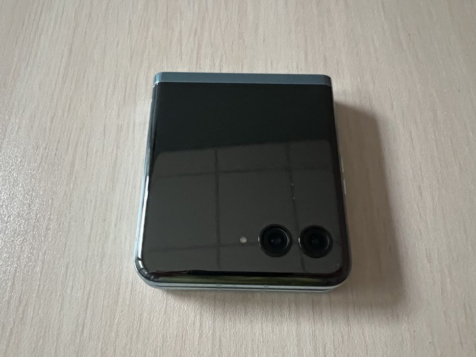 Продавам Motorola Razr 40 Ultra 256/8+4GB