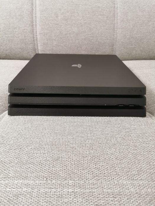 Vând playstation 4 pro 1Tb impecabil