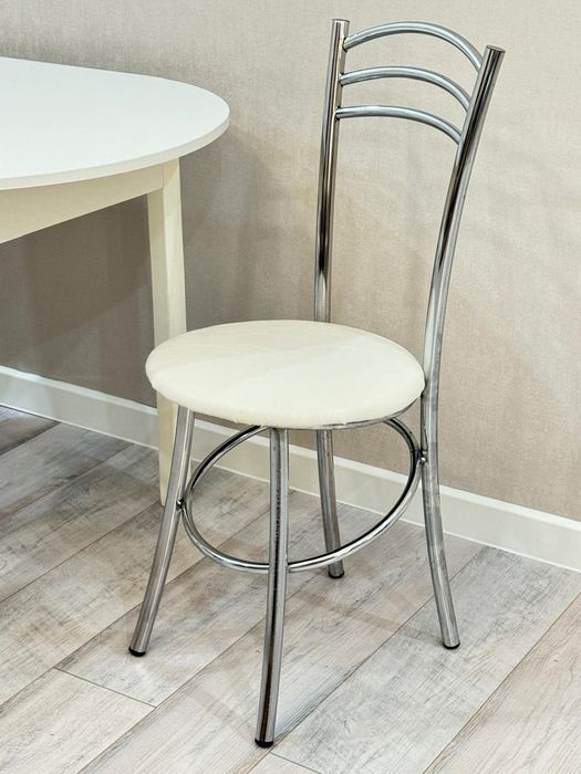 Три стула из нержавеющей стали.