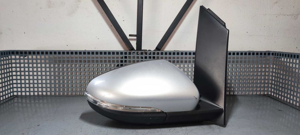 Oglinda dreapta volkswagen vw touran 1T2 1T3 1.9 BLS cod culoare LA7W