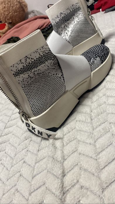 Adidasi DKNY in stare perfecta