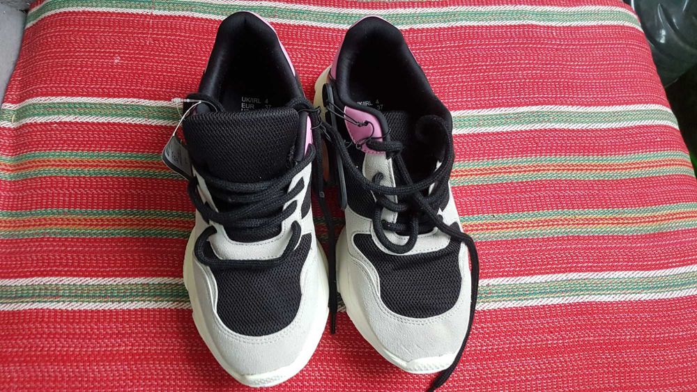 Маратонки обувки