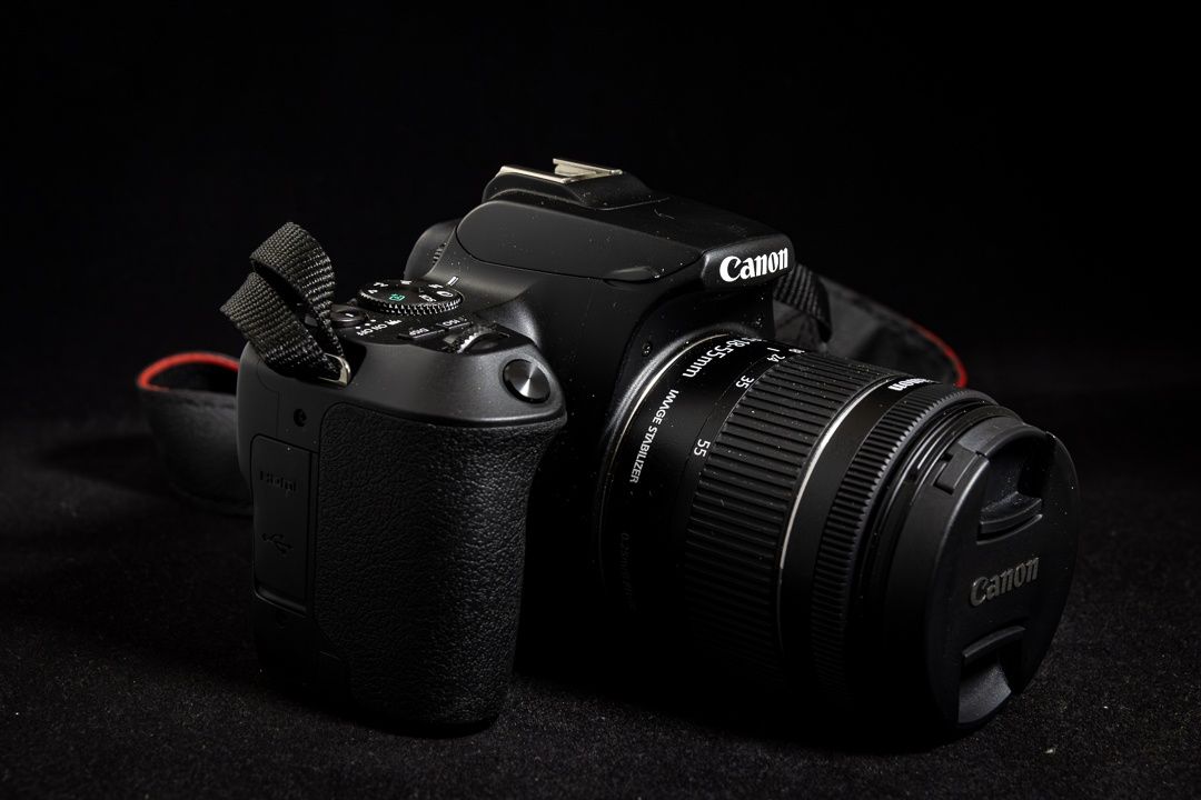 Продавам Canon 250D