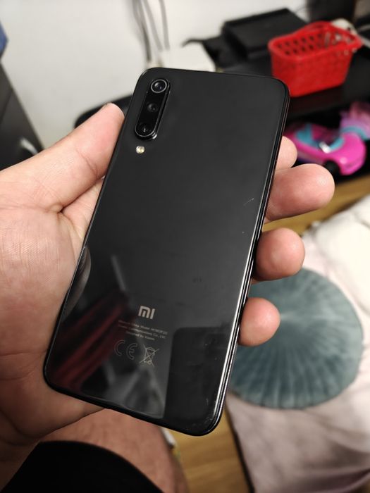 Vând sau Schimb Xiaomi Mi 9se Fisurat Ușor