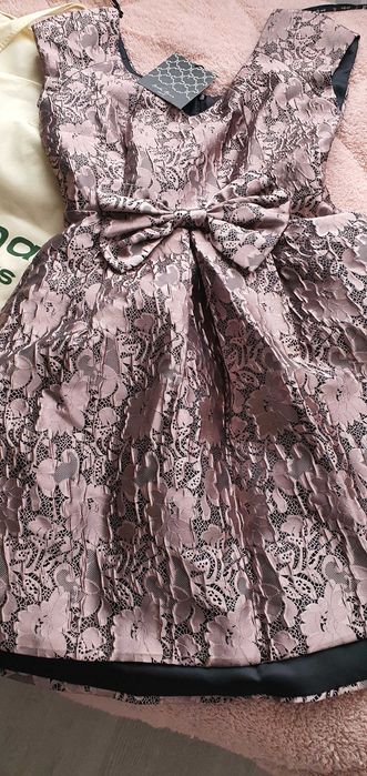 Официална рокля на испанския бранд "Carla Ruiz"/НОВА/