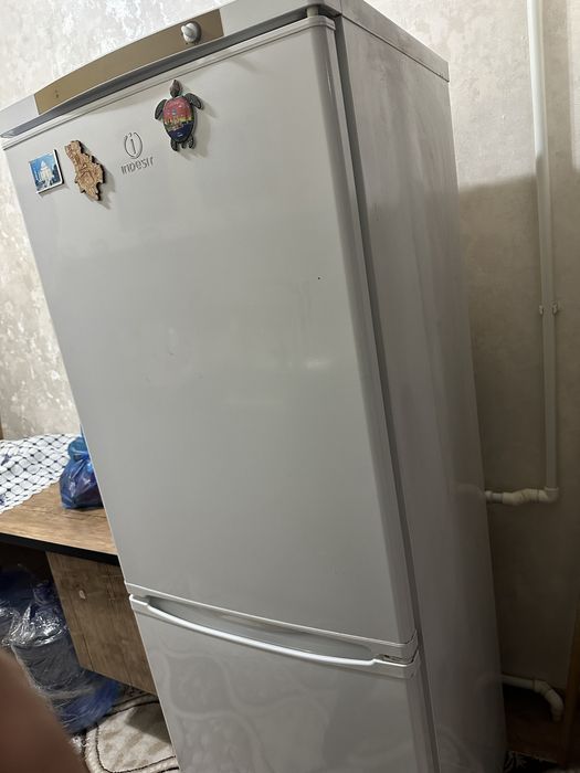 Продам холодильник Indesit б/у