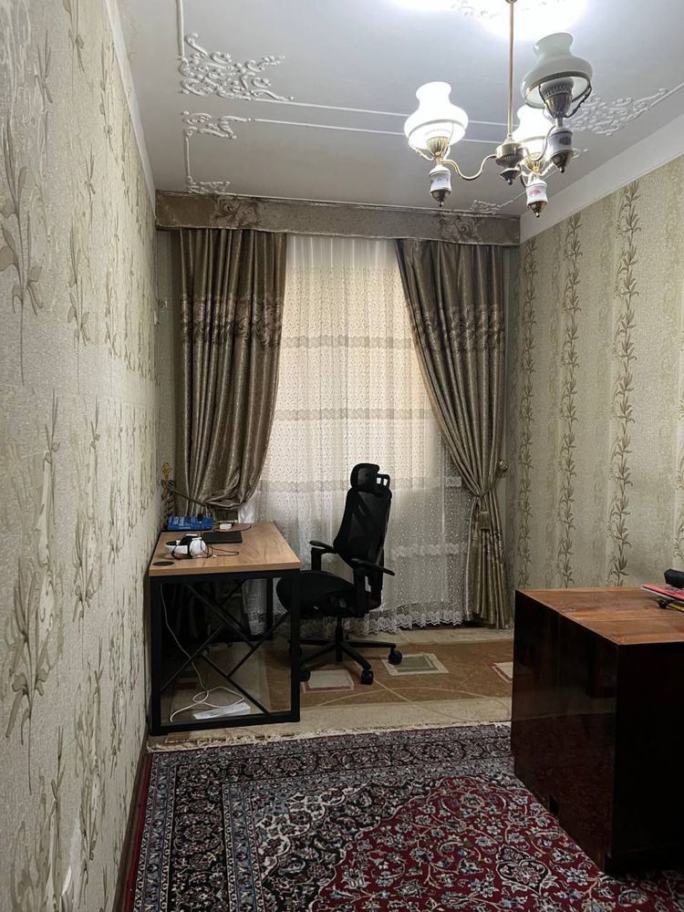 Продаю квартиру в Мирза Улугбекском районе 4х комнатная 80 м2. На 1 эт