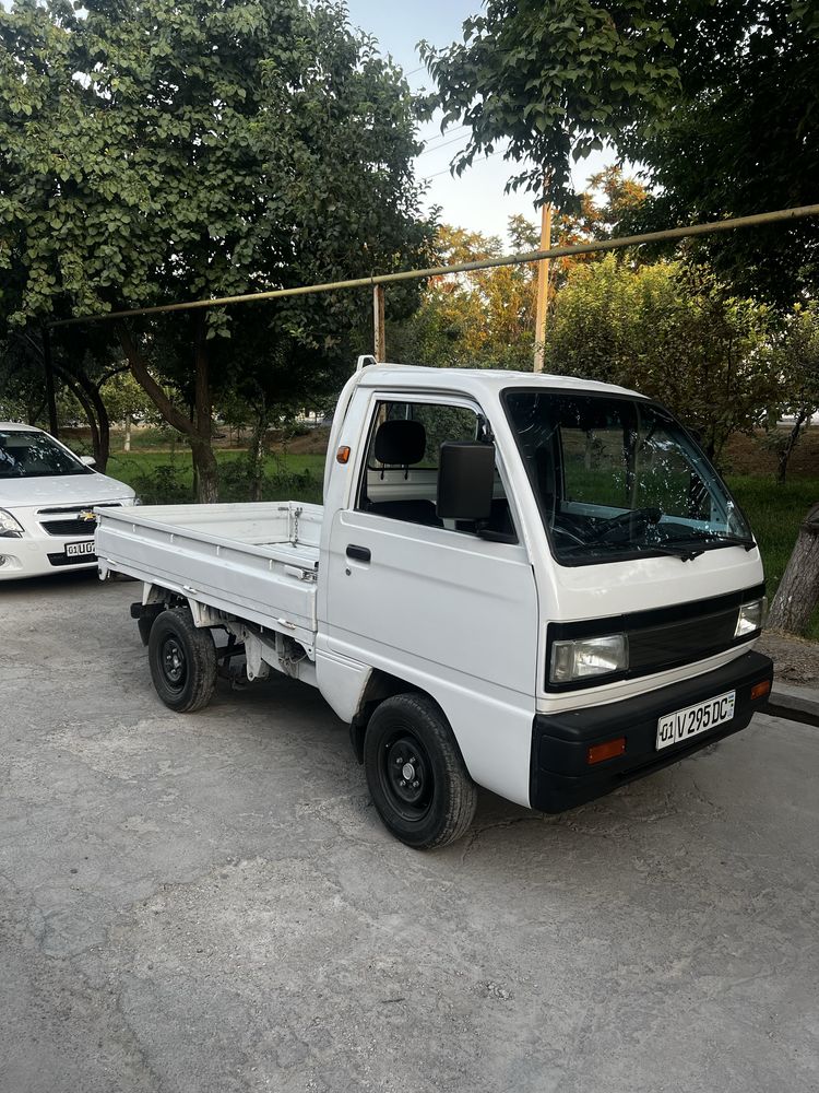 Labo sotiladi. 2023 yil. Kraskasi bor. Yurib turgan moshina. Gazi bor