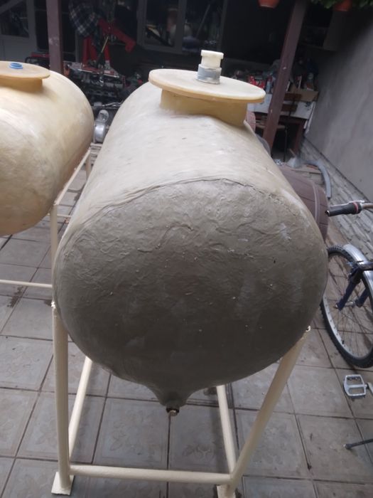 2 Butoaie vin fibra sticla cu suporti ,300 l