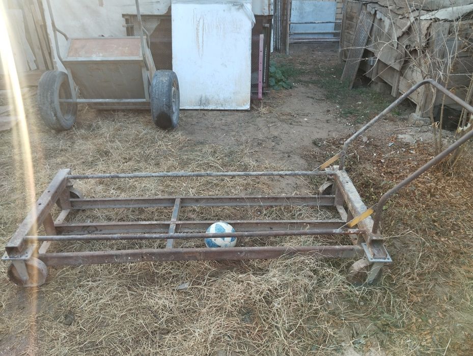 Продается тележка очень удобная 3шт бочки с кормом для скатов помещает