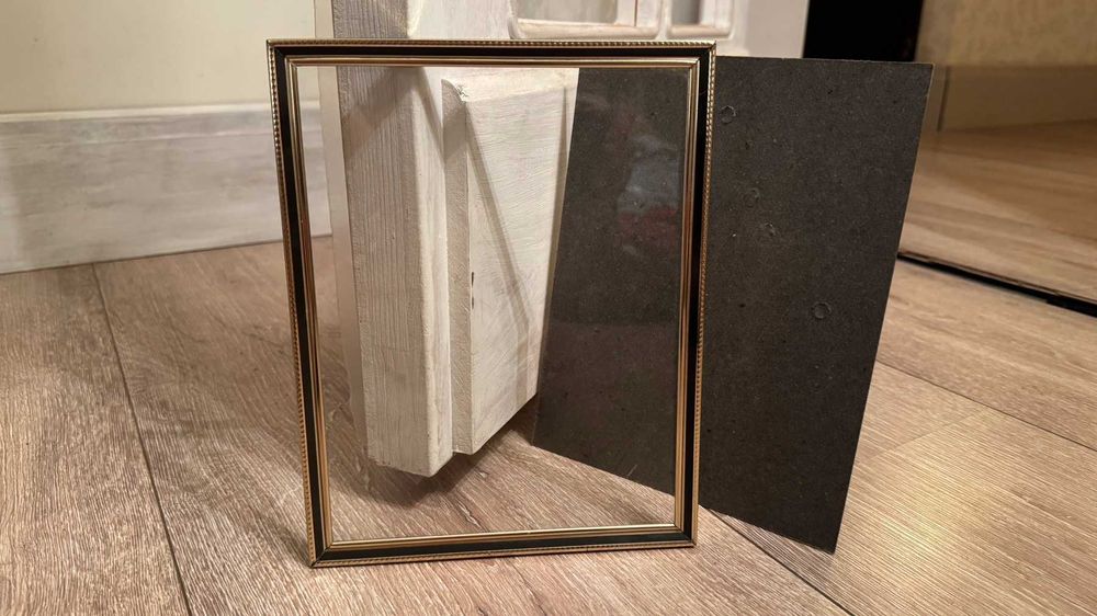 Винтидж елегантна рамка – месинг с черен емайл.