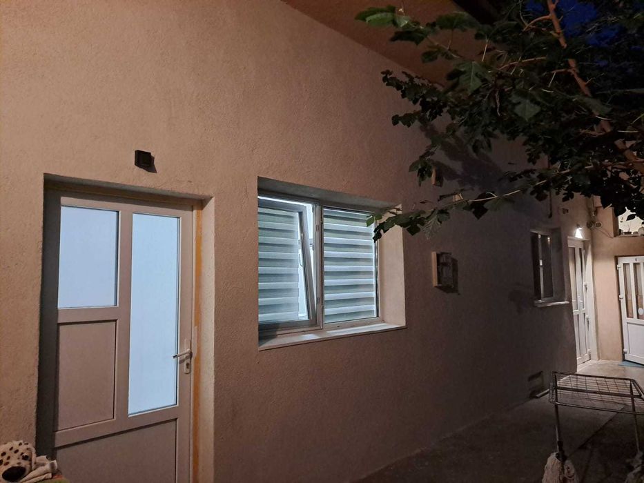 Super oferta. Locuinta la casa. Curte comuna. Piata Abator