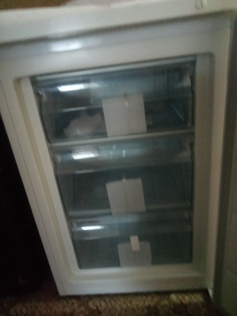 Vând ladă frigorifică cu rafturi