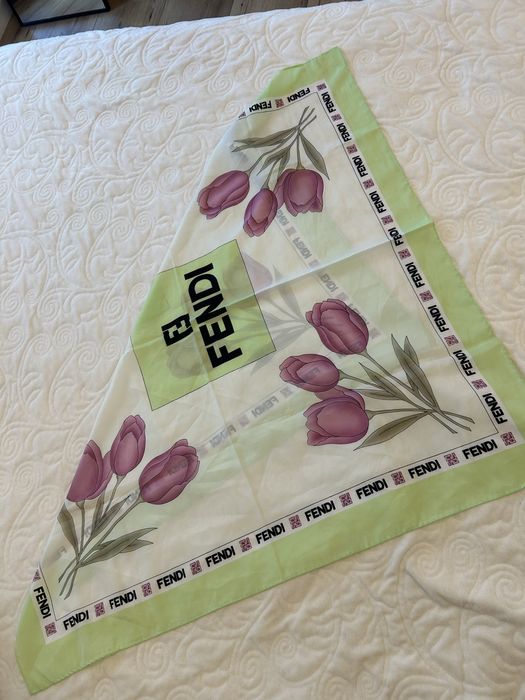 Esarfa Fendi cu lalele.