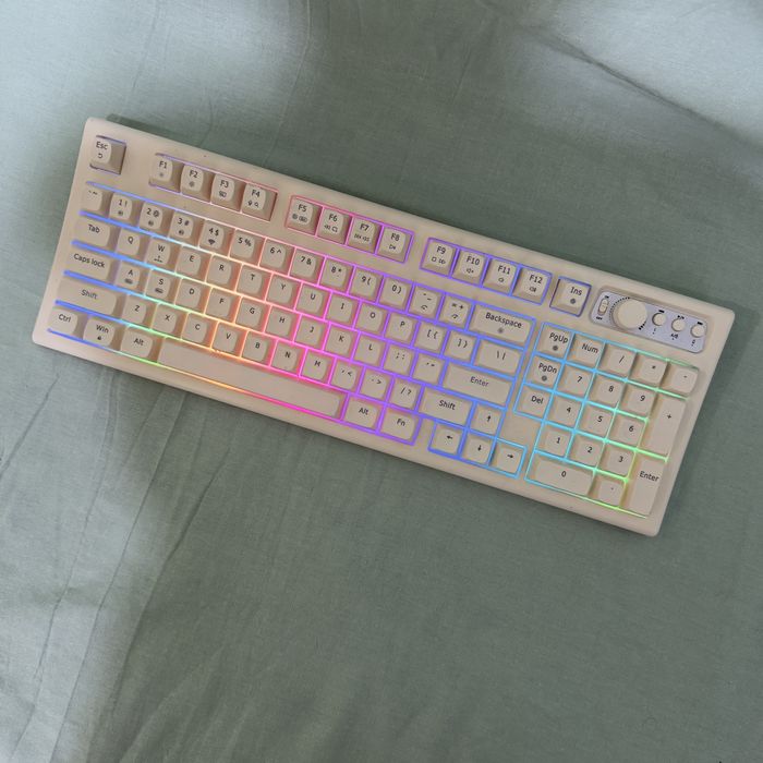 Механическая игровая клавиатура EWADN V97 кремовая