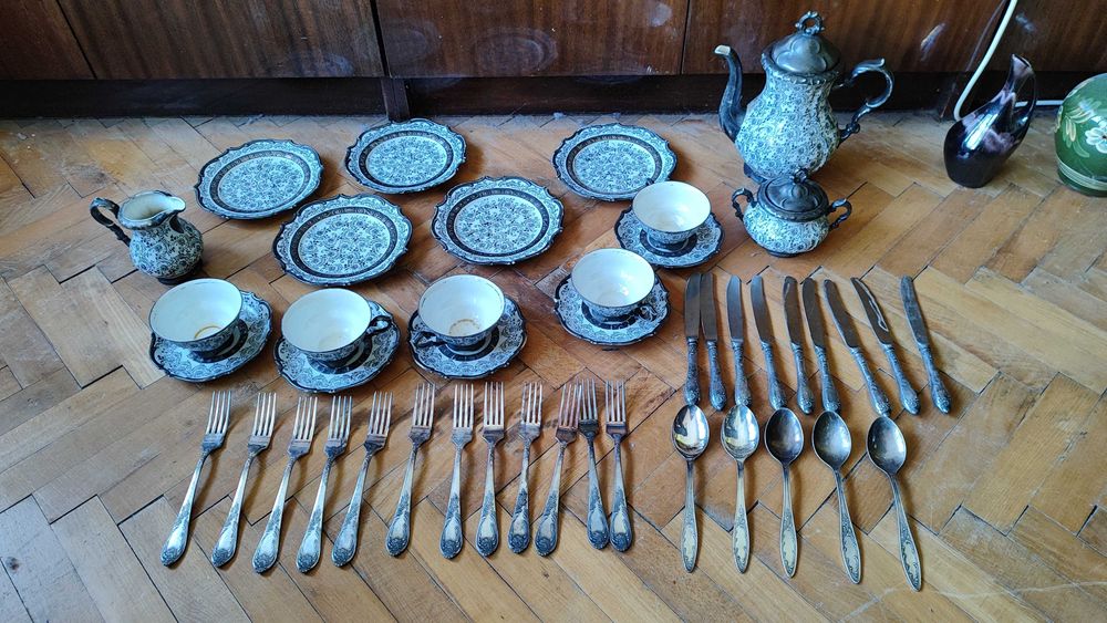 порцеланов сервиз и сребърни прибори
