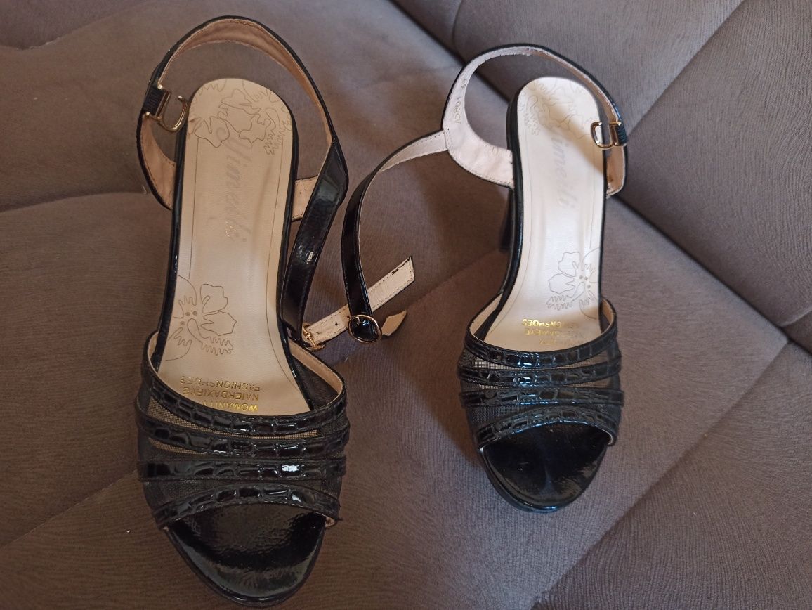 Продам женские туфли - босоножки качество отличное покупали в РФ