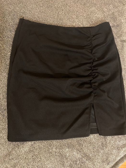 Черна пола с много малка цепка