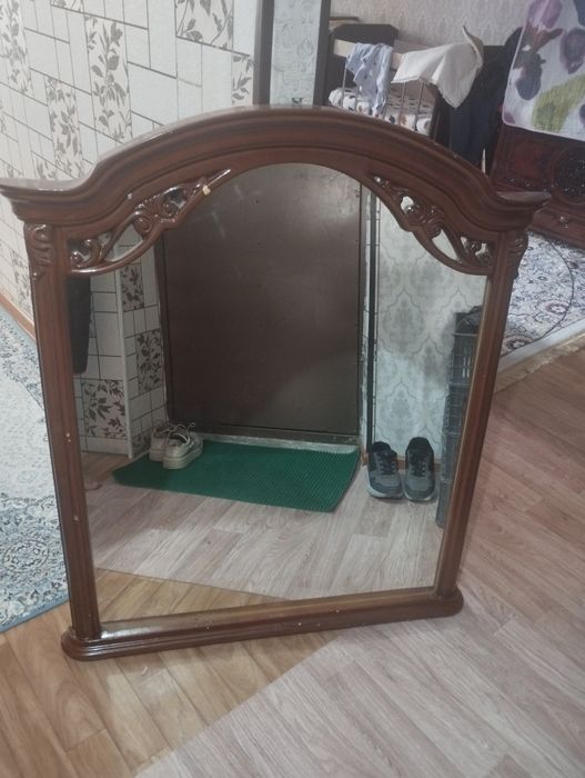 Кровать и зеркало