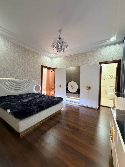 Яккасарай сдаетсья или прдаётся 6,5 сотки 10 комнота