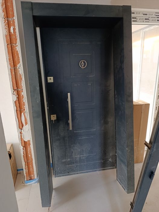 Блиндирана входна врата