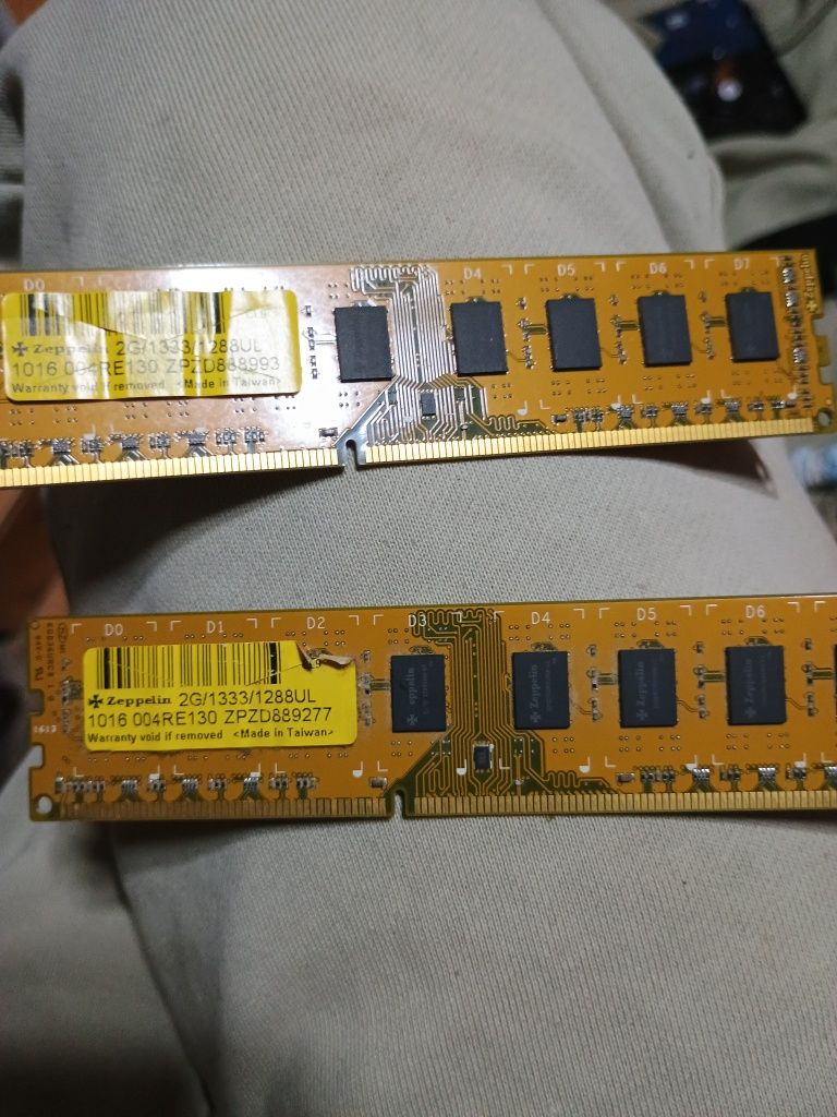 Două plăcuțe RAM  ddr3 4GB