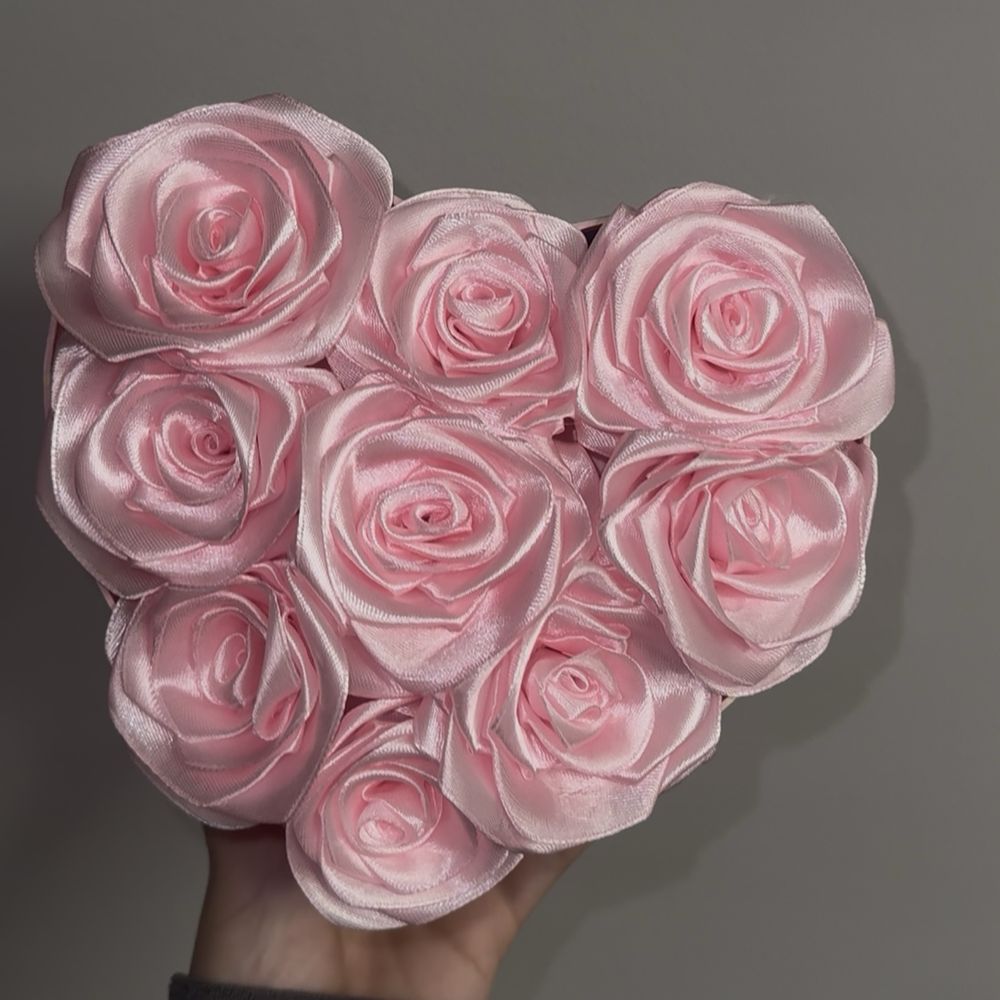 Buchet din 9 trandafiri de satin