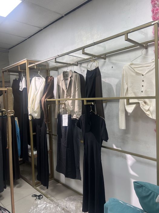 Стеллажи, манекен, золотистые