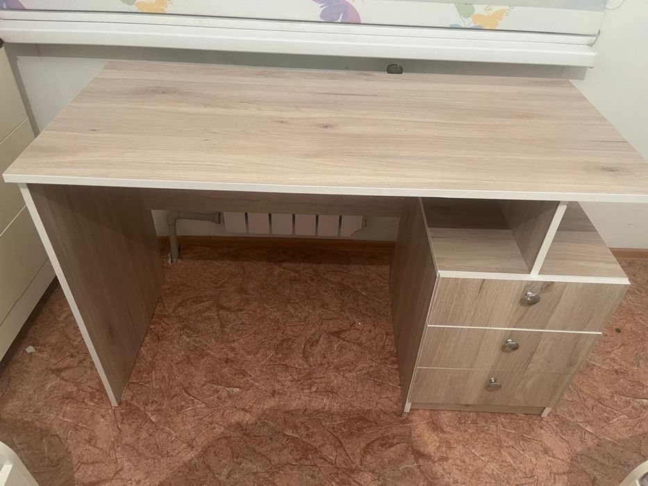Стол в отличном состоянии,самовывоз Карагайлы