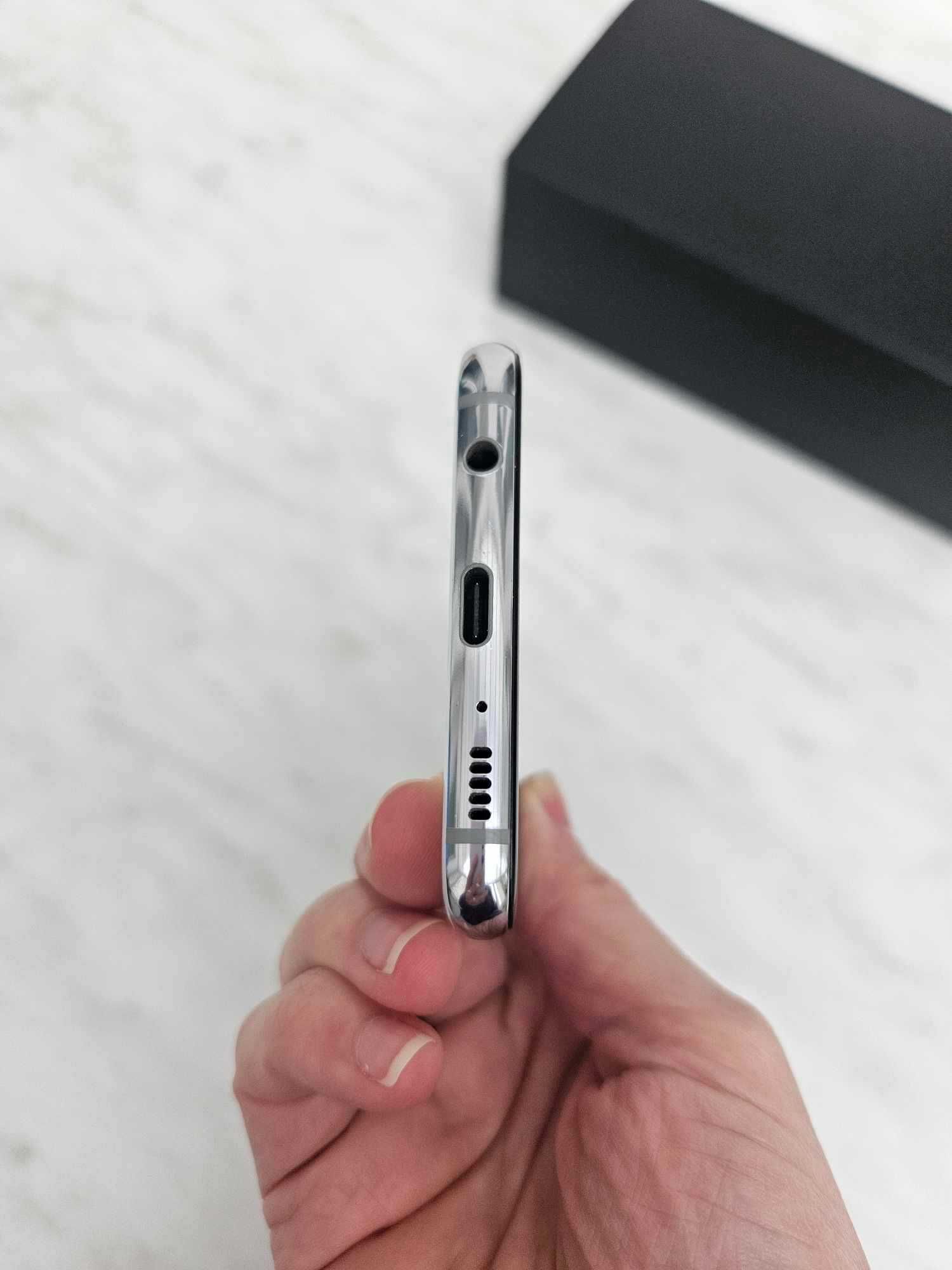 Samsung Galaxy S10e в комплект със зарядно + слушалки + нов протектор