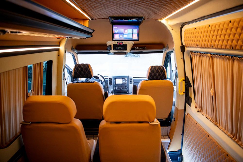 Inchirieri microbuze turistice 8+1 clasa VIP