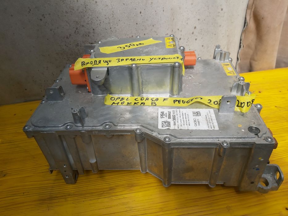 Входящо зарядно устройство  опел корса ф пежо 2008/208  Opel Мокка в