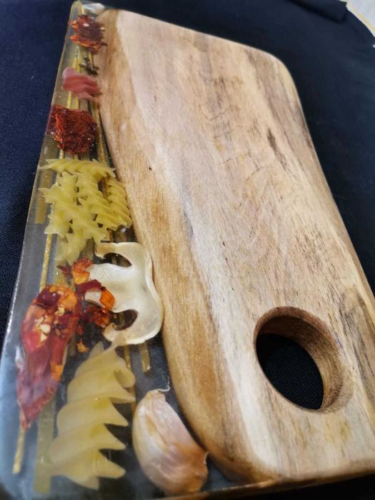 Дъска за сервиране и рязане, епоксидна смола и дърво