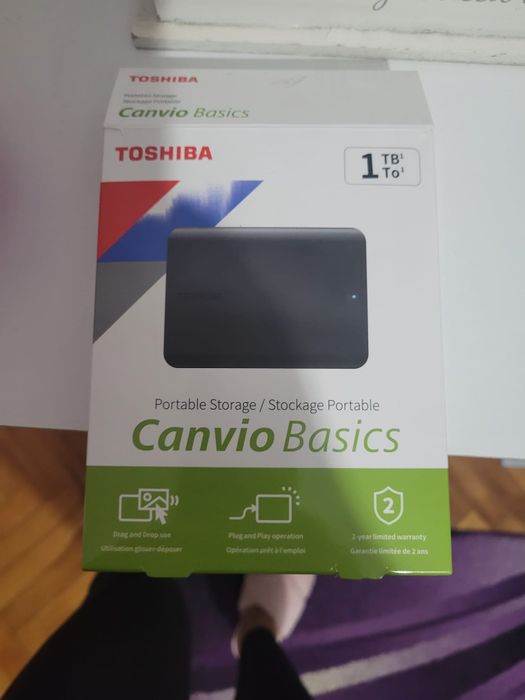 Vând PS4 plus memorie externa,volan cu pedale și 2 console.