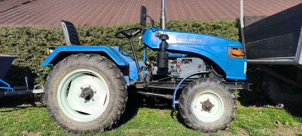 Tractoare și utilaje.