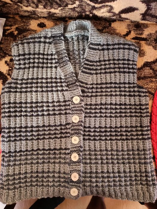 vând vesta croșetată de mână