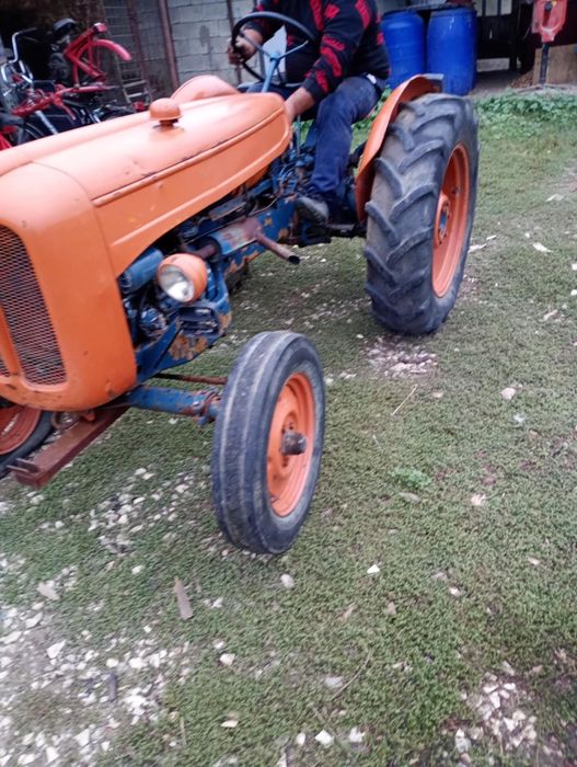 Vând tractor 25 kai